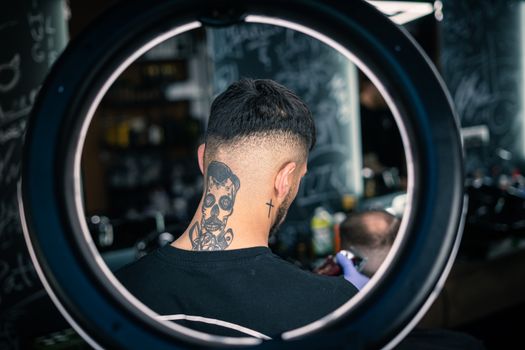 Low Fade Účes: Jak ho Správně Provádět a Stylové Variace