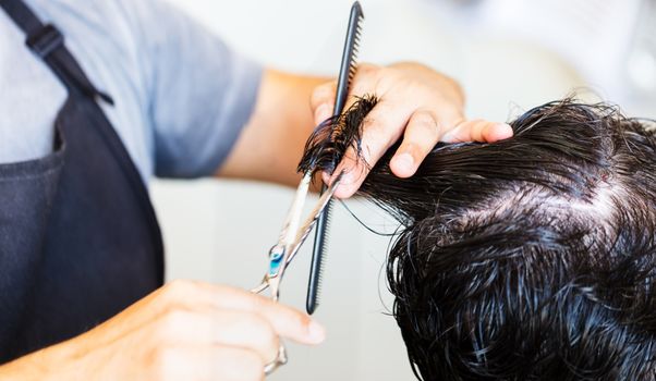 Podzim 2023: Nejnovější trendy v pánských střizích a barberingu