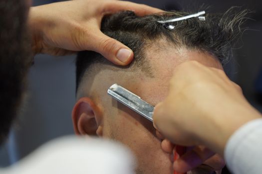 Jak se připravit na fade střih v barbershopu: Kompletní průvodce